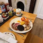 Dolly Waggon Bed & Breakfast 4*